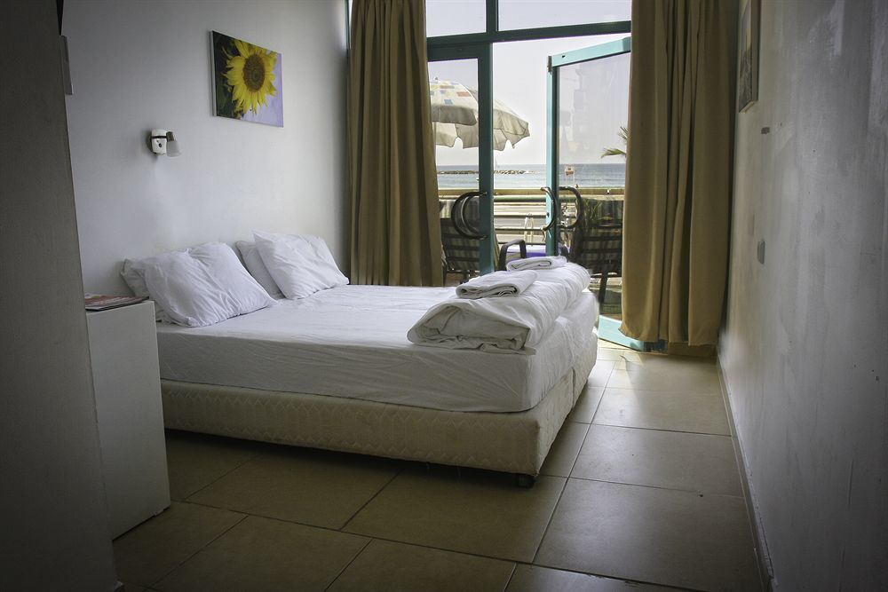 Beachfront Hostel Tel Aviv Exterior photo